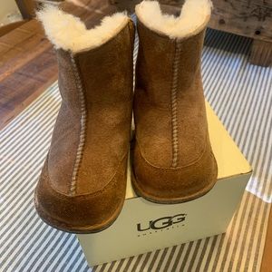 Uggs Chestnut color size Large (Toddler)